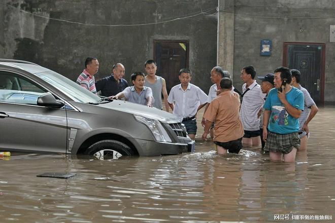 这回知道该买油车还是电车了吧暴雨洪水冲走